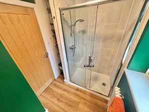 Shower room- click for photo gallery